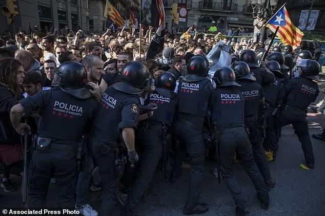 درگیری پلیس کاتالونیا با جدایی طلبان در بارسلون